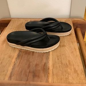VINCE flip flops - size 6.5